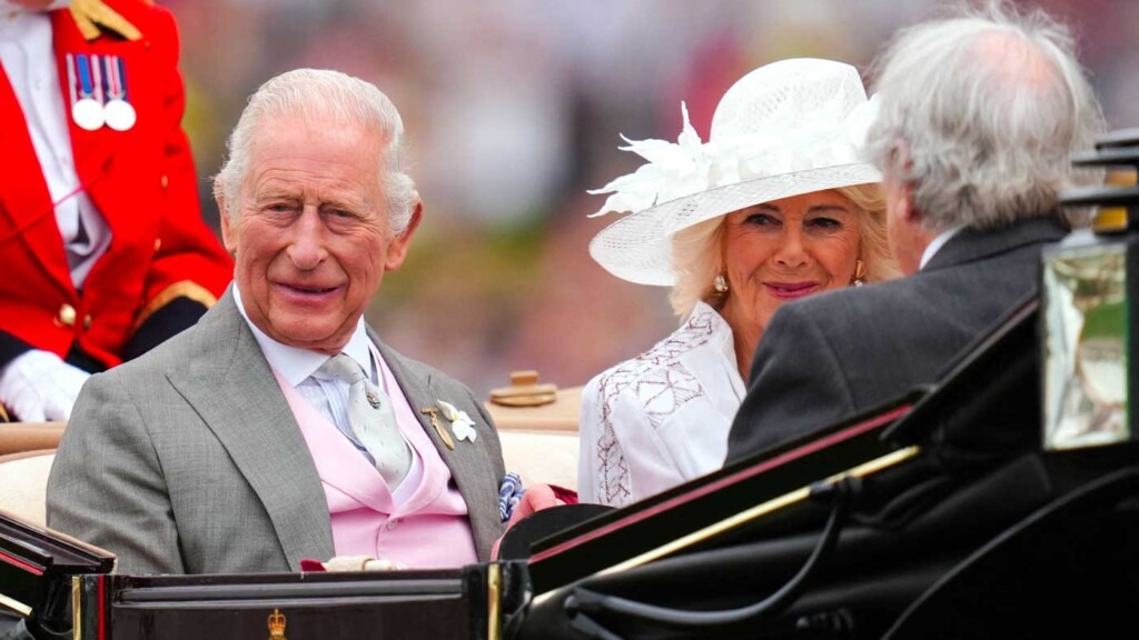 La reine Camilla reçoit son amie d’enfance, Lady Cavendish, dans la calèche royale à Ascot La reine Camilla reçoit son amie d’enfance, Lady Cavendish, dans la calèche royale à Ascot