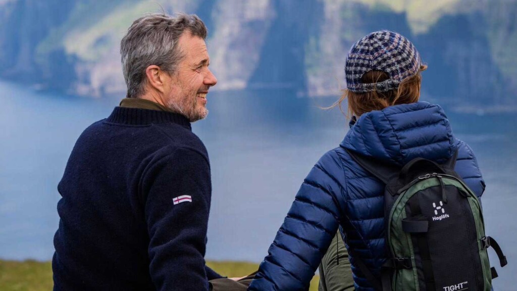 Frederik X, Mary et Josephine de Danemark ont récemment randonné sur les hauteurs des Îles Féroé Frederik X, Mary et Josephine de Danemark ont récemment randonné sur les hauteurs des Îles Féroé