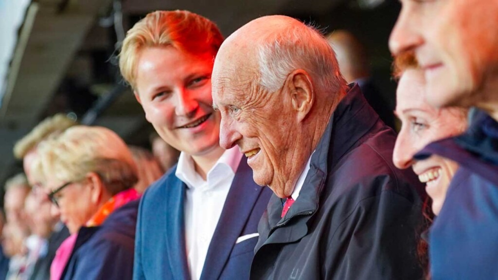 Le roi Harald et son petit-fils Sverre Magnus fêtent le triomphe de la Norvège contre l’Italie Le roi Harald et son petit-fils Sverre Magnus fêtent le triomphe de la Norvège contre l’Italie