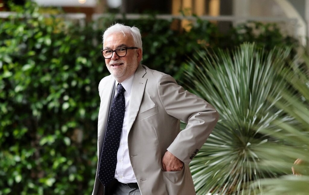 Pascal Praud achève sa saison entouré de sous-vêtements, affichant une certaine fierté Pascal Praud achève sa saison entouré de sous-vêtements, affichant une certaine fierté