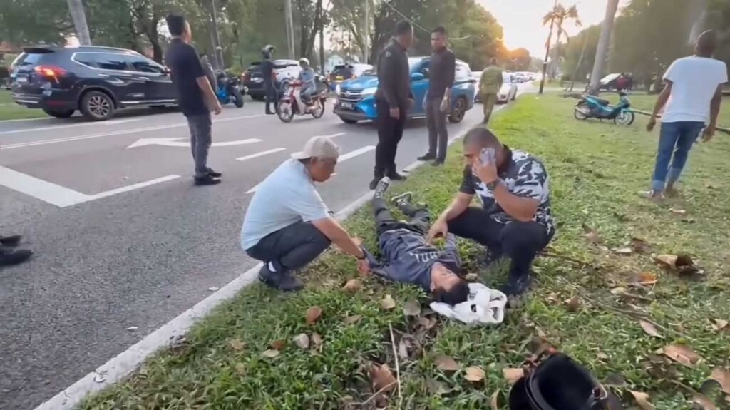 Le Sultan de Pahang stoppe son voyage pour secourir un motard accidenté Le Sultan de Pahang stoppe son voyage pour secourir un motard accidenté