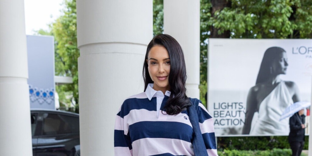 À Shanghai, Nabilla attire tous les regards avec sa coiffure d’impératrice chinoise À Shanghai, Nabilla attire tous les regards avec sa coiffure d’impératrice chinoise