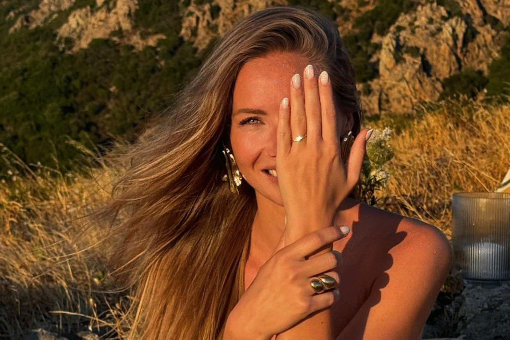 Amandine Petit, Miss France, a dit « oui » à la demande en mariage de son grand amour Amandine Petit, Miss France, a dit « oui » à la demande en mariage de son grand amour