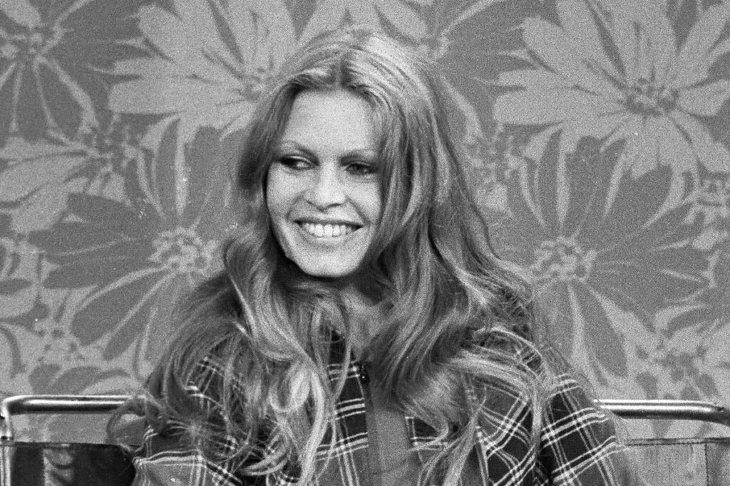 Brigitte Bardot : visitez l’ancien nid d’amour parisien de la star, en vente à un prix fou Brigitte Bardot : visitez l’ancien nid d’amour parisien de la star, en vente à un prix fou