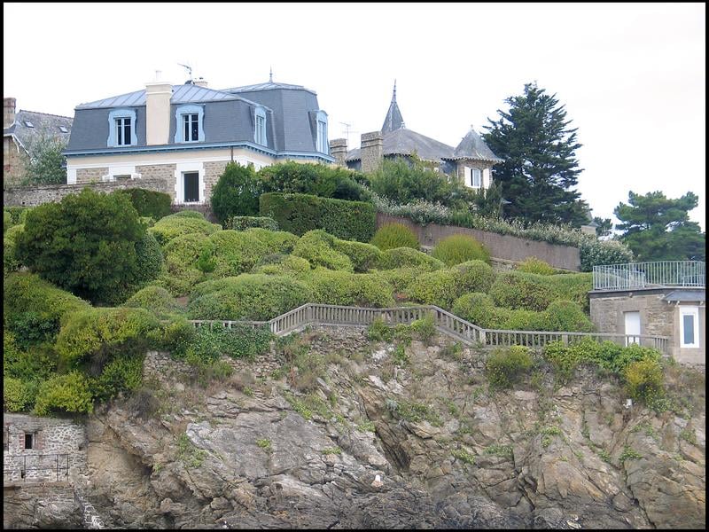 Admirez la maison bretonne rénovée de Nicolas Hulot, un projet ambitieux et coûteux Admirez la maison bretonne rénovée de Nicolas Hulot, un projet ambitieux et coûteux