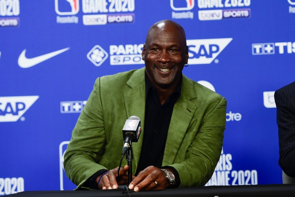 Il achète l’ancienne maison de Michael Jordan, la loue 100 000 dollars par semaine et est stupéfait Il achète l’ancienne maison de Michael Jordan, la loue 100 000 dollars par semaine et est stupéfait