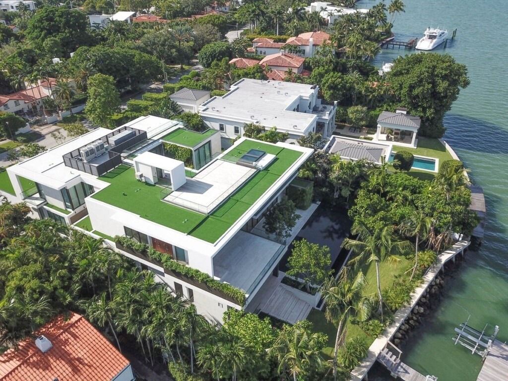 Visitez la somptueuse villa de David et Victoria Beckham à Miami, dotée d’un spa et d’une salle de cinéma Visitez la somptueuse villa de David et Victoria Beckham à Miami, dotée d’un spa et d’une salle de cinéma