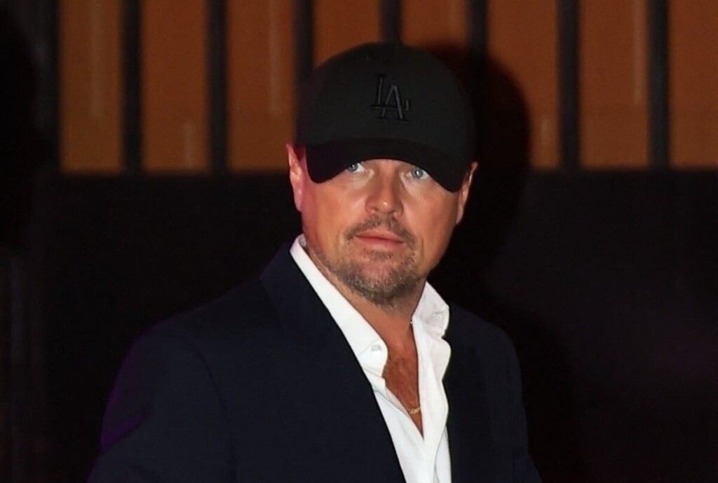 Leonardo DiCaprio méconnaissable à son arrivée dans un restaurant parisien, suscitant des questions Leonardo DiCaprio méconnaissable à son arrivée dans un restaurant parisien, suscitant des questions