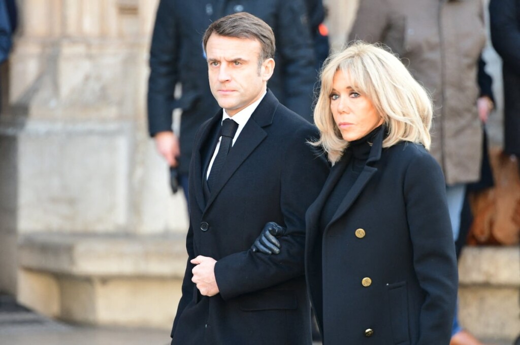 Brigitte Macron avec Emmanuel aux funérailles de sa nièce : des images pleines de tristesse Brigitte Macron avec Emmanuel aux funérailles de sa nièce : des images pleines de tristesse