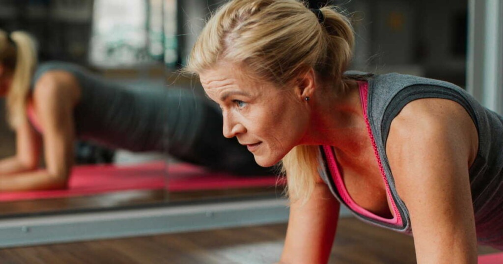 Pour un ventre plat et des abdos définis, cet exercice de gainage est indispensable Pour un ventre plat et des abdos définis, cet exercice de gainage est indispensable