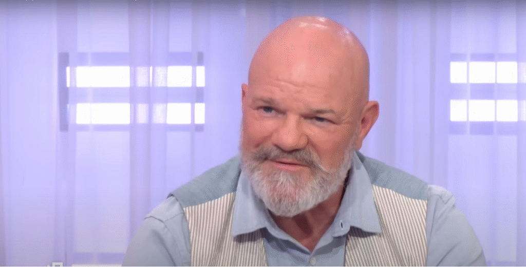 Philippe Etchebest parle rarement de l’adoption de son fils, mentionnant quelques difficultés Philippe Etchebest parle rarement de l’adoption de son fils, mentionnant quelques difficultés