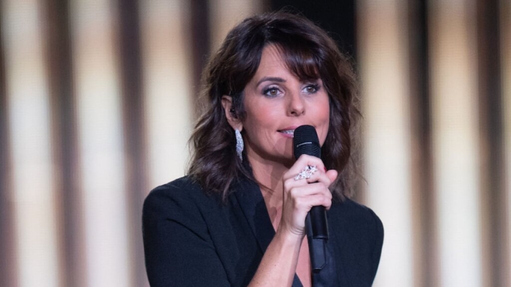Faustine Bollaert dévoile sa maison gothique et effrayante avec Maxime Chattam : une momie au salon Faustine Bollaert dévoile sa maison gothique et effrayante avec Maxime Chattam : une momie au salon