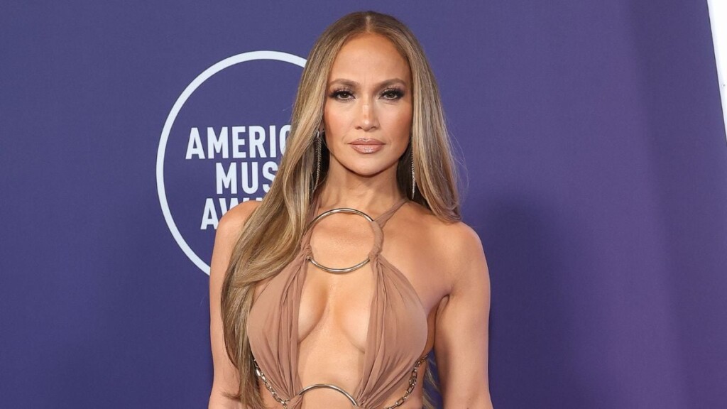 À 55 ans, Jennifer Lopez critiquée pour montrer son fessier galbé sur les réseaux sociaux À 55 ans, Jennifer Lopez critiquée pour montrer son fessier galbé sur les réseaux sociaux