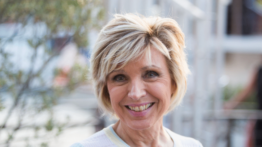 À 77 ans, Evelyne Dhéliat nous présente sa superbe maison, où elle souhaite passer sa vie À 77 ans, Evelyne Dhéliat nous présente sa superbe maison, où elle souhaite passer sa vie