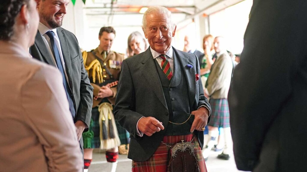 Le roi Charles III porte un kilt en tartan Royal Stewart lors d’une visite dans le nord de l’Écosse Le roi Charles III porte un kilt en tartan Royal Stewart lors d’une visite dans le nord de l’Écosse