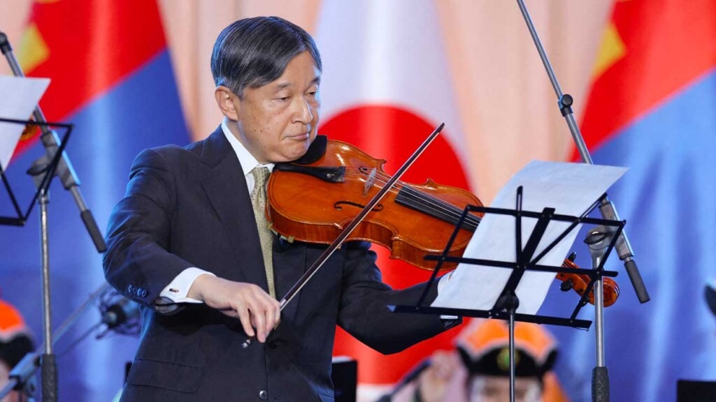 L’empereur Naruhito joue de l’alto pour le président mongol après sa visite d’une yourte L’empereur Naruhito joue de l’alto pour le président mongol après sa visite d’une yourte