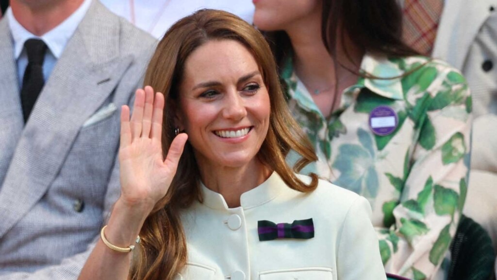 La princesse de Galles en blanc et son nœud traditionnel assiste à Wimbledon pour honorer Swiatek La princesse de Galles en blanc et son nœud traditionnel assiste à Wimbledon pour honorer Swiatek