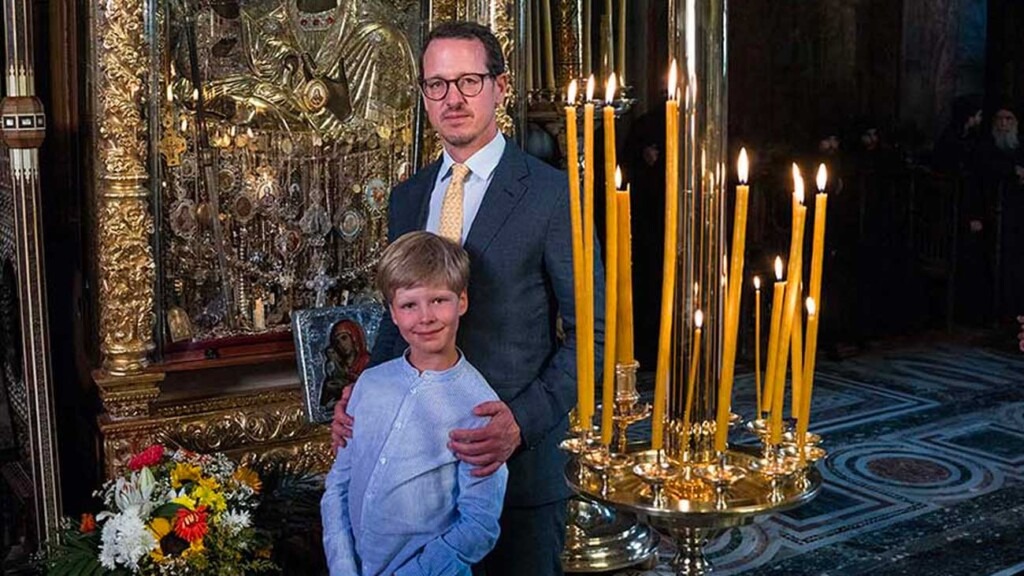 Le prince Filip emmène son fils Stefan découvrir le mont Athos lors de leur première visite ensemble Le prince Filip emmène son fils Stefan découvrir le mont Athos lors de leur première visite ensemble