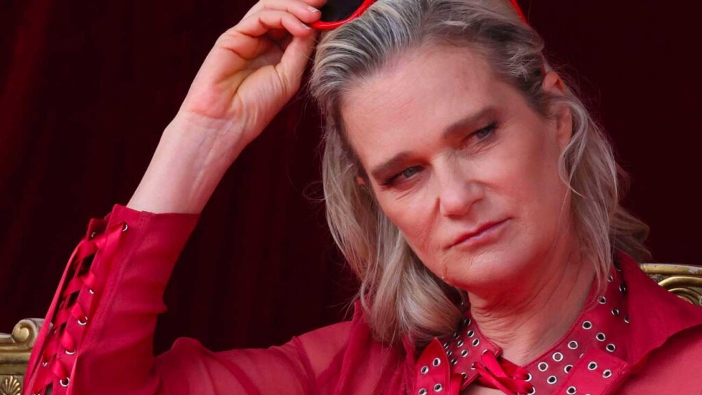 Lors de la fête nationale belge, la princesse Delphine porte une tenue symbolisant la tolérance Lors de la fête nationale belge, la princesse Delphine porte une tenue symbolisant la tolérance