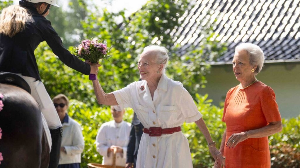 La reine Margrethe et la princesse Benedikte assistent au cortège annuel de traditions équestres à Graasten La reine Margrethe et la princesse Benedikte assistent au cortège annuel de traditions équestres à Graasten