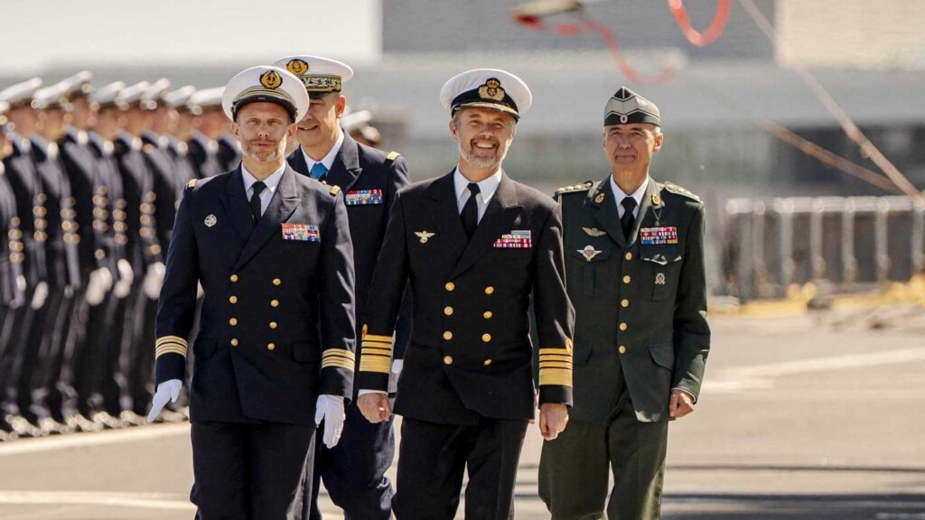 Le roi Frederik X sur le Mistral, porte-hélicoptères français en mission pour l’opération Jeanne d’Arc Le roi Frederik X sur le Mistral, porte-hélicoptères français en mission pour l’opération Jeanne d’Arc