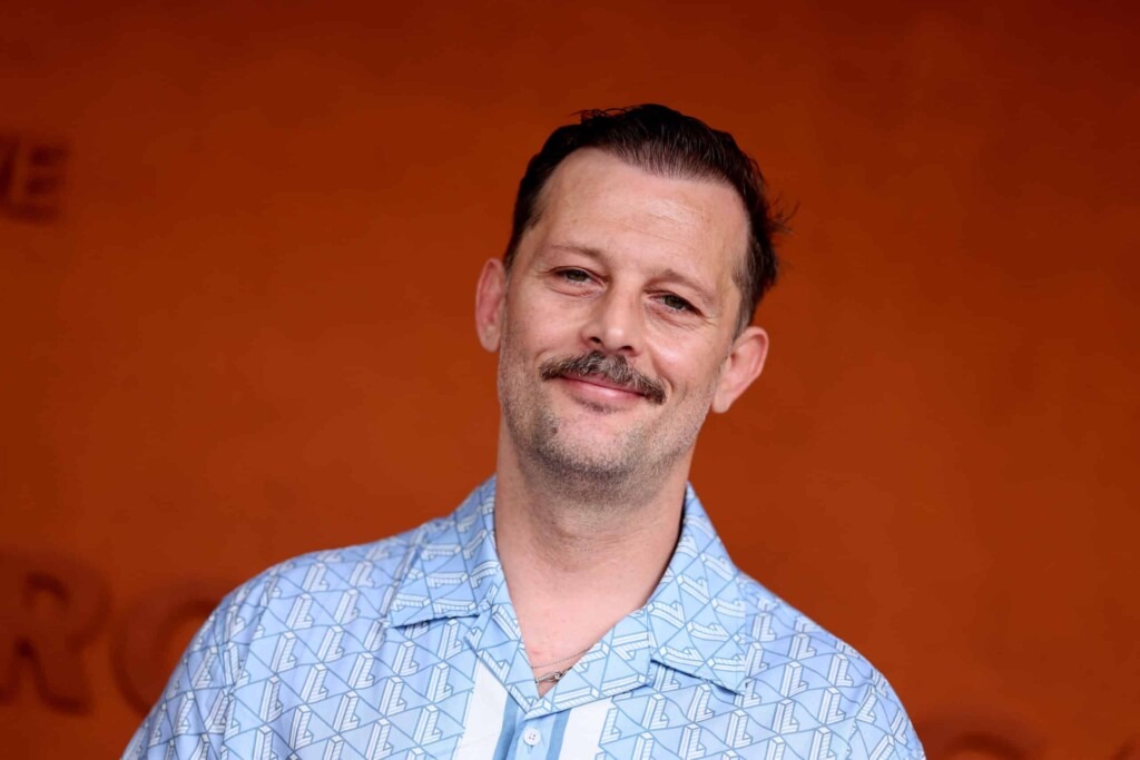 Nicolas Duvauchelle, récemment marié à Chloé Roy, est heureux d’accueillir Aston dans leur famille Nicolas Duvauchelle, récemment marié à Chloé Roy, est heureux d’accueillir Aston dans leur famille
