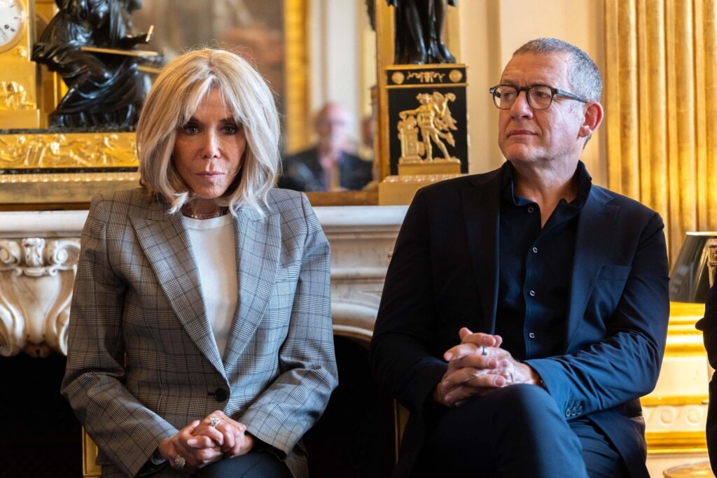 Brigitte et Emmanuel Macron interrompent leurs vacances pour recevoir Dany Boon et une star de TPMP Brigitte et Emmanuel Macron interrompent leurs vacances pour recevoir Dany Boon et une star de TPMP