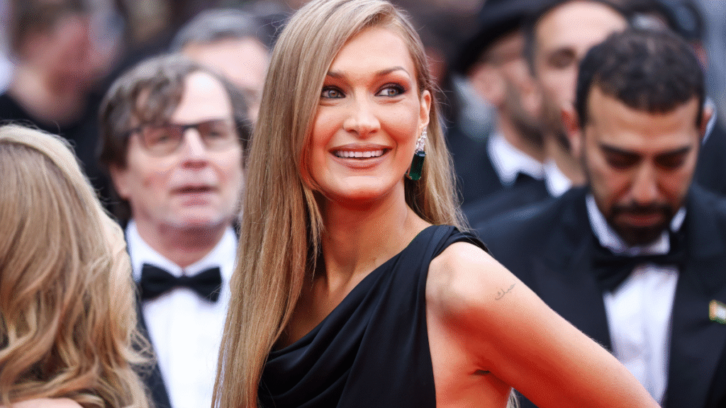 À 28 ans, Bella Hadid présente son projet en portant une tenue audacieuse révélant sa poitrine À 28 ans, Bella Hadid présente son projet en portant une tenue audacieuse révélant sa poitrine