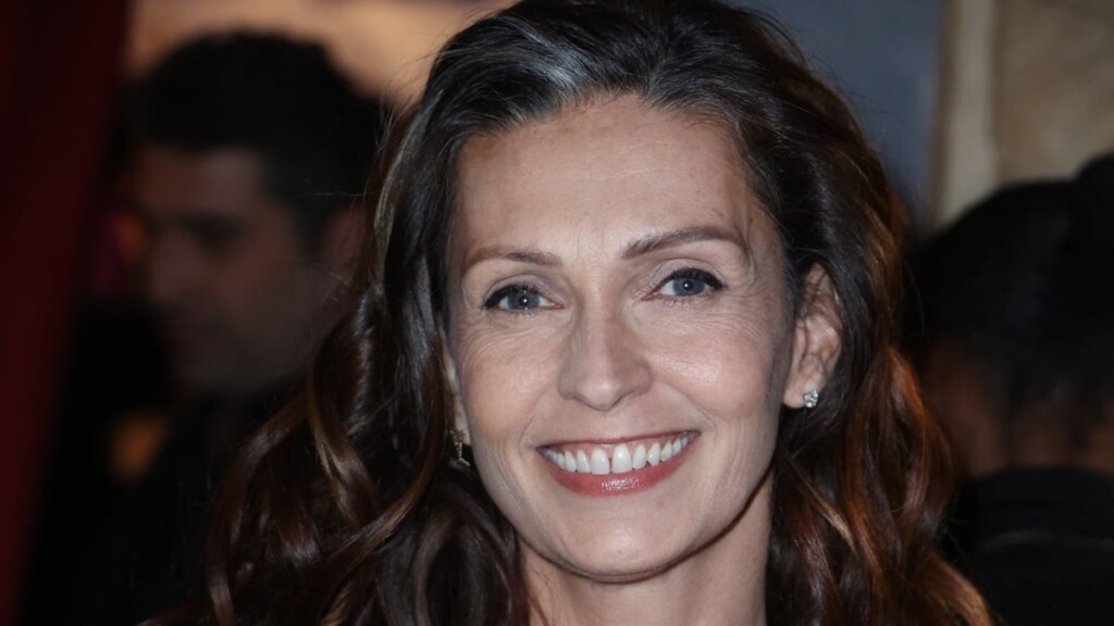 Adeline Blondieau, 54 ans, révèle avoir gravement brûlé son visage lors d’un accident domestique Adeline Blondieau, 54 ans, révèle avoir gravement brûlé son visage lors d’un accident domestique