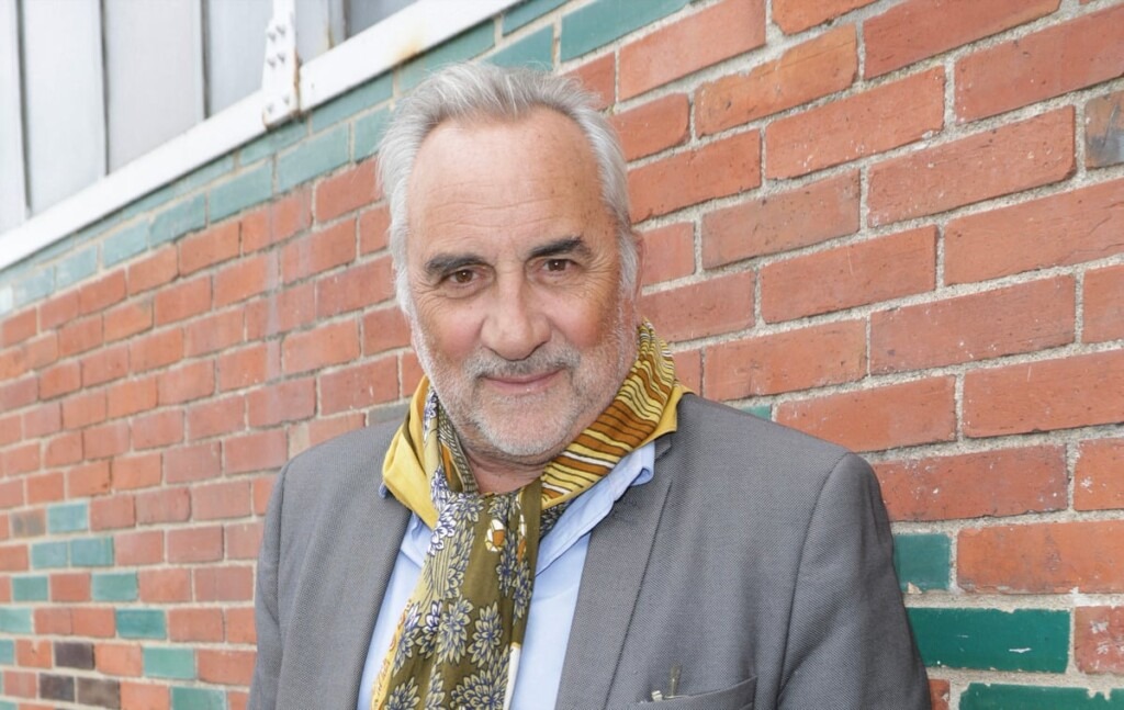 Lors d’une interview, Antoine Duléry fait des remarques osées, gênant son interlocuteur qui sourit Lors d’une interview, Antoine Duléry fait des remarques osées, gênant son interlocuteur qui sourit