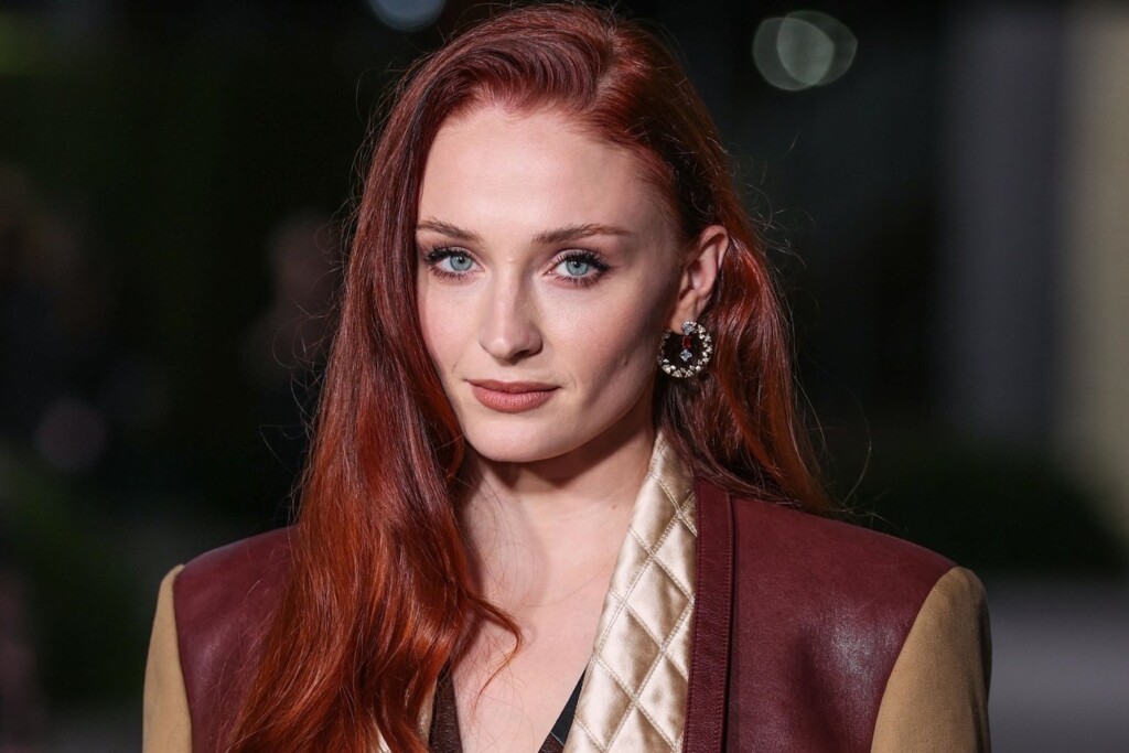 Sophie Turner, critiquée comme mère, réapparaît dans une tenue audacieuse et percutante Sophie Turner, critiquée comme mère, réapparaît dans une tenue audacieuse et percutante