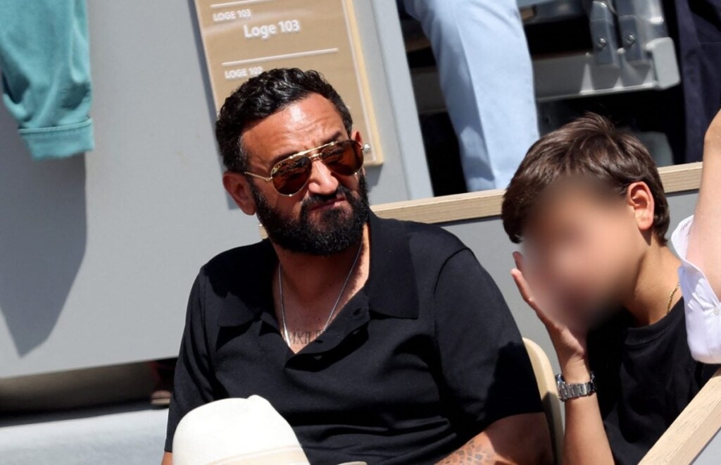 Cyril Hanouna, cheveux blonds et look satiné, attire tous les regards à Saint-Tropez avec Lino Cyril Hanouna, cheveux blonds et look satiné, attire tous les regards à Saint-Tropez avec Lino