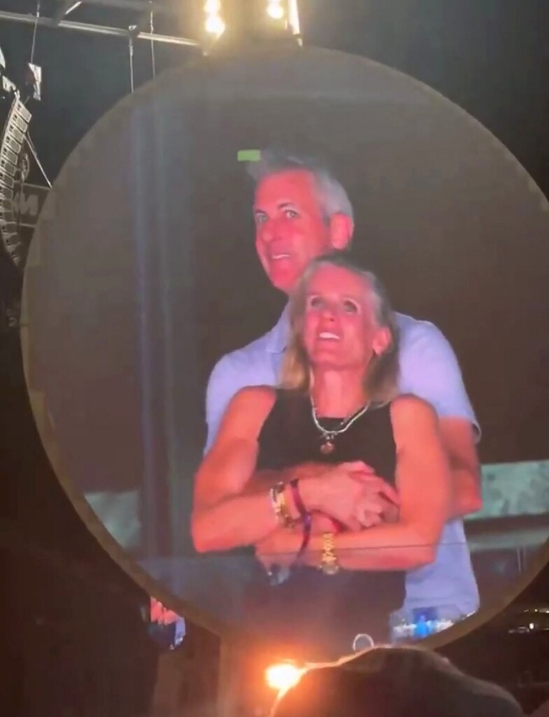 Un chef célèbre relance les rumeurs d’adultère lors d’un concert de Coldplay, sa compagne choquée Un chef célèbre relance les rumeurs d’adultère lors d’un concert de Coldplay, sa compagne choquée