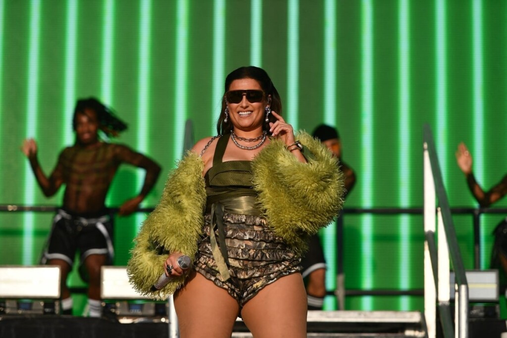 Nelly Furtado, plus séduisante que jamais, défie les critiques avec son look moulant et froufroutant Nelly Furtado, plus séduisante que jamais, défie les critiques avec son look moulant et froufroutant