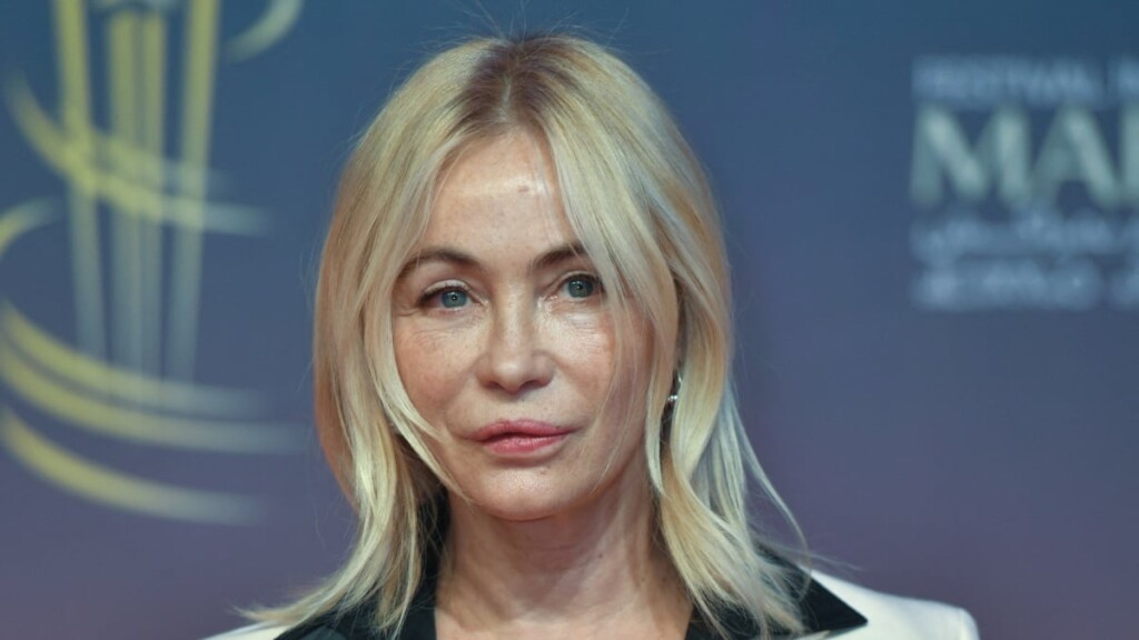 Emmanuelle Béart réagit aux commentaires sur son apparence physique Emmanuelle Béart réagit aux commentaires sur son apparence physique