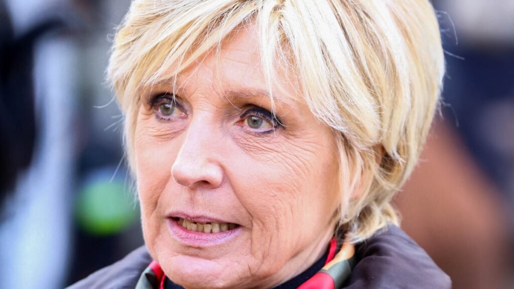 Habillée légèrement pour la chaleur, Evelyne Dhéliat avoue : Cela peut surprendre, mais… Habillée légèrement pour la chaleur, Evelyne Dhéliat avoue : Cela peut surprendre, mais…