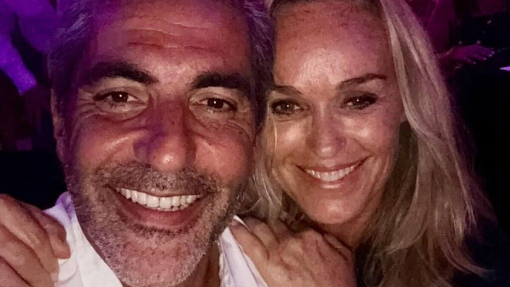 Ary Abittan en vacances avec une célèbre chroniqueuse provoque des réactions mitigées, prudence Ary Abittan en vacances avec une célèbre chroniqueuse provoque des réactions mitigées, prudence