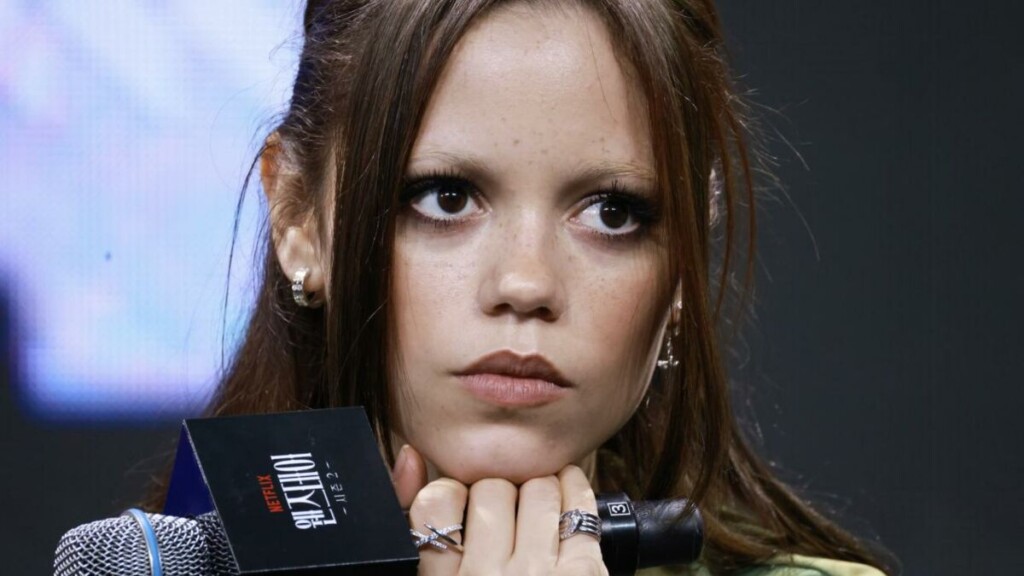 Jenna Ortega adopte la tendance des sourcils décolorés, un must beauté pour cette rentrée Jenna Ortega adopte la tendance des sourcils décolorés, un must beauté pour cette rentrée