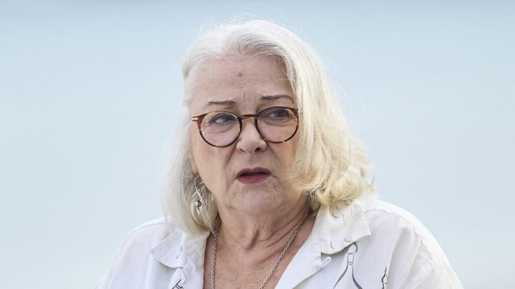 Bien que Josiane Balasko ait une belle maison à Pigalle, elle a dû emprunter étant endettée Bien que Josiane Balasko ait une belle maison à Pigalle, elle a dû emprunter étant endettée