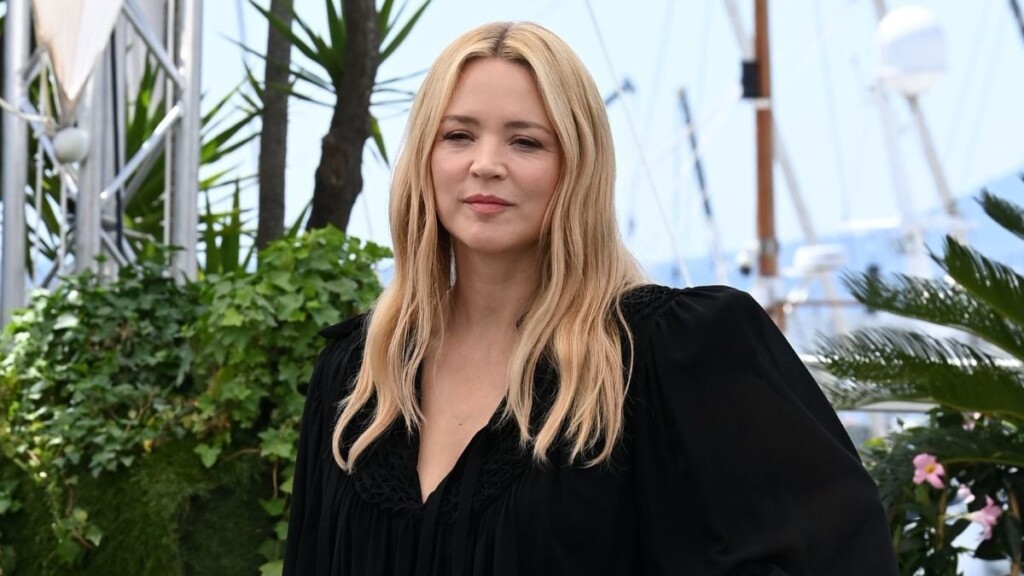 Virginie Efira, 48 ans, partage le lit avec Pierre Niney Virginie Efira, 48 ans, partage le lit avec Pierre Niney