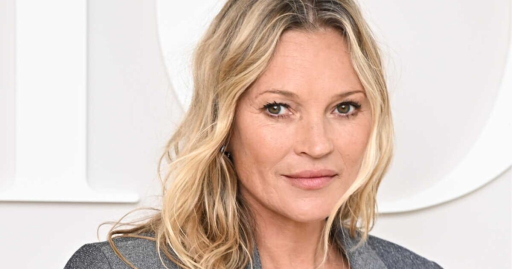 Les bottes des années 2000 de Kate Moss reviennent et se marient bien avec une robe bohème Les bottes des années 2000 de Kate Moss reviennent et se marient bien avec une robe bohème