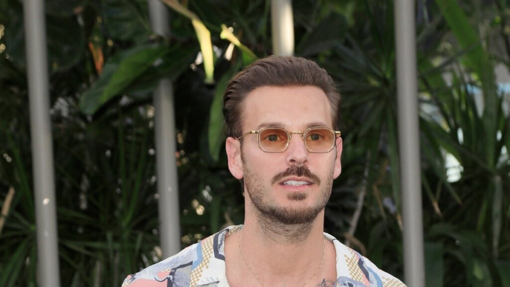 Une vidéo choquante montre M. Pokora percuté par une voiture, ses fans sont émus Une vidéo choquante montre M. Pokora percuté par une voiture, ses fans sont émus
