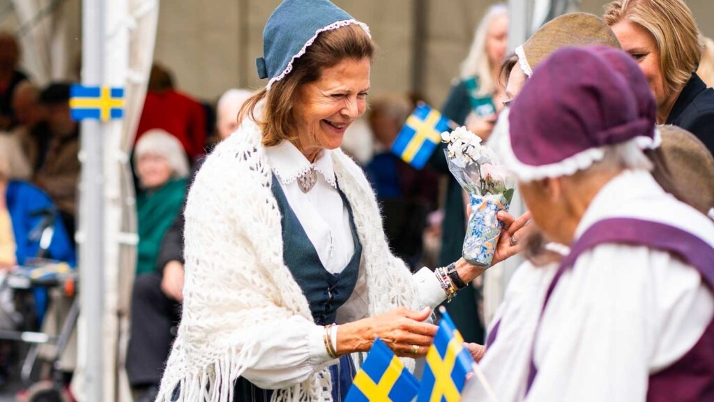 La reine Silvia organise un pique-nique traditionnel avec les seniors d’Ekerö La reine Silvia organise un pique-nique traditionnel avec les seniors d’Ekerö