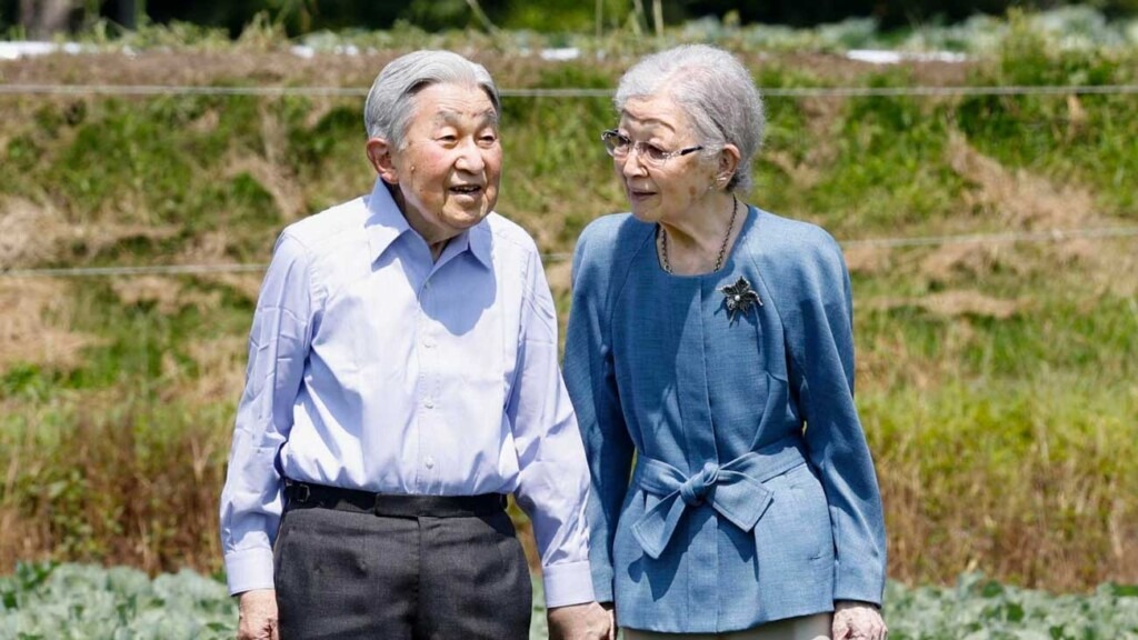 L’empereur émérite Akihito et sa femme se promènent dans un champ de choux mandchous L’empereur émérite Akihito et sa femme se promènent dans un champ de choux mandchous