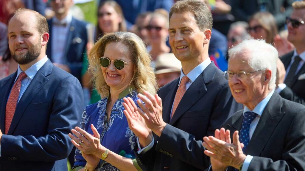 Les habitants du Liechtenstein fêtent avec joie la famille princière avant le mariage de Marie Caroline Les habitants du Liechtenstein fêtent avec joie la famille princière avant le mariage de Marie Caroline
