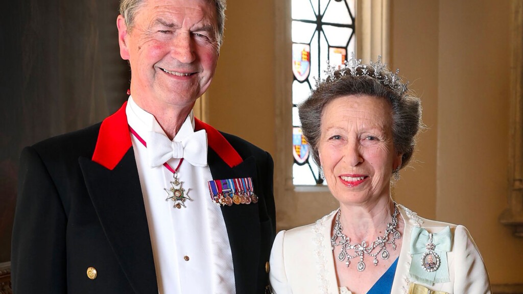 Pour ses 75 ans, la princesse Anne pose avec les bijoux de ses 18 ans et son diadème à festons Pour ses 75 ans, la princesse Anne pose avec les bijoux de ses 18 ans et son diadème à festons