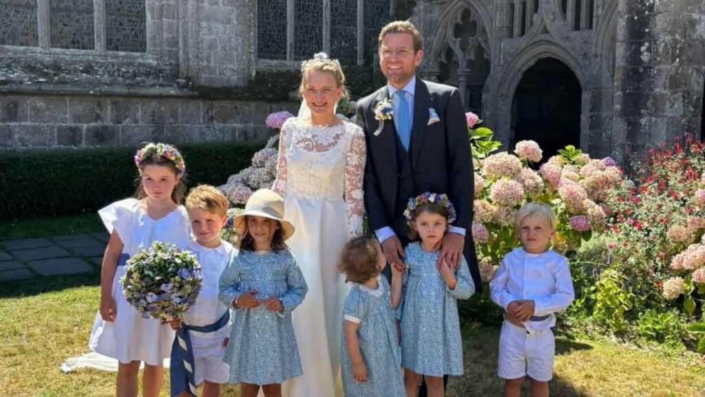 La mariée porte le diadème à trèfles de l’ancienne impératrice d’Allemagne La mariée porte le diadème à trèfles de l’ancienne impératrice d’Allemagne