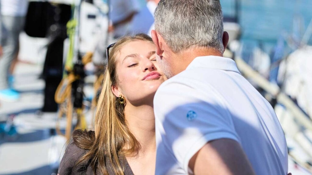 La princesse Leonor étonne en accompagnant le roi Felipe VI lors de sa finale de voile à Majorque La princesse Leonor étonne en accompagnant le roi Felipe VI lors de sa finale de voile à Majorque