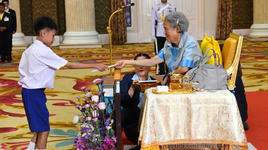La princesse Sirindhorn célèbre des mères et enfants pour le 93e anniversaire de la reine Sirikit La princesse Sirindhorn célèbre des mères et enfants pour le 93e anniversaire de la reine Sirikit