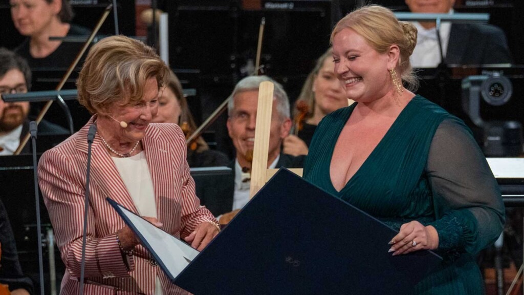 La Reine Sonja célèbre la soprano Kathleen O’Mara pour le 30e anniversaire de son concours vocal La Reine Sonja célèbre la soprano Kathleen O’Mara pour le 30e anniversaire de son concours vocal